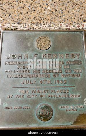 Philadelphia: Inscription Independence Hall ('John F. Kennedy ...