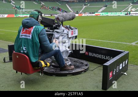 Bremen, Deutschland. 19th Jan, 2025. 19.01.2025, wohninvest Weserstadion, Bremen, GER, 1. FBL, SV Werder Bremen vs FC Augsburg im Bild/picture shows Feature/Impressionen TV-Kamera TV-Host Foto © nordphoto GmbH/Kokenge DFB REGULATIONS PROHIBIT ANY USE OF PHOTOGRAPHS AS IMAGE SEQUENCES AND/OR QUASI-VIDEO. Credit: dpa/Alamy Live News Stock Photo