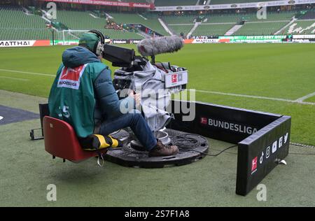 Bremen, Deutschland. 19th Jan, 2025. 19.01.2025, wohninvest Weserstadion, Bremen, GER, 1. FBL, SV Werder Bremen vs FC Augsburg im Bild/picture shows Feature/Impressionen TV-Kamera TV-Host Foto © nordphoto GmbH/Kokenge DFB REGULATIONS PROHIBIT ANY USE OF PHOTOGRAPHS AS IMAGE SEQUENCES AND/OR QUASI-VIDEO. Credit: dpa/Alamy Live News Stock Photo