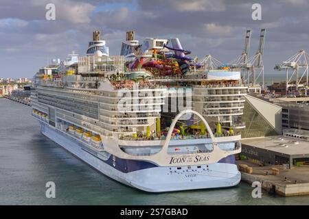 Rear View of Cruise Ship, Miami, USA Stock Photo - Alamy