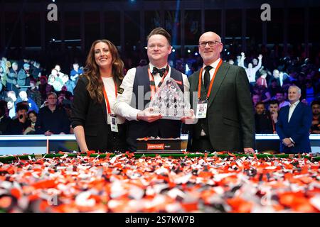 Shaun Murphy (centre) with Jo Rochell (left) and Peter Ebdon following victory in the final against Kyren Wilson (not pictured) on day eight of the 2025 Johnstone's Paint Masters at Alexandra Palace, London. Picture date: Sunday January 19, 2025. Stock Photo