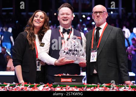 Shaun Murphy (centre) with Jo Rochell (left) and Peter Ebdon following victory in the final against Kyren Wilson (not pictured) on day eight of the 2025 Johnstone's Paint Masters at Alexandra Palace, London. Picture date: Sunday January 19, 2025. Stock Photo