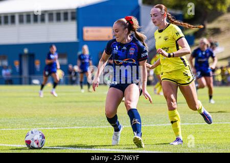 Wellington, New Zealand, 19 January, 2025. Newcastle Jets midfielder Lara Gooch (left) attempts shield the ball from Wellington Phoenix defender Mackenzie Barry during the A-League Round 12 between Wellington Phoenix and Newcastle Jets at the Jerry Collins Stadium on January 19, 2025 in Wellington, New Zealand. Credit: James Foy/Speed Media/Alamy Live News Stock Photo