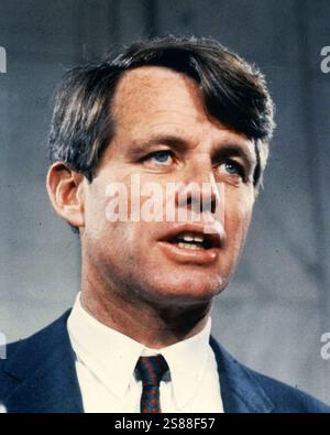 Anni '60 Archivio Storico Olycom/Lapresse Robert Francis Kennedy, chiamato Bob (o, affettuosamente, Bobby) e noto come RFK (Brookline, 20 novembre 1925 - Los Angeles, 6 giugno 1968), è stato un politico statunitense, figlio di Joseph P. Kennedy e Rose Fitzgerald, fratello di John Fitzgerald Kennedy. Nella Foto: Robert Francis Kennedy Pictured: Robert Francis Kennedy Credit: LaPresse/17�Թ����� Live News Stock Photo