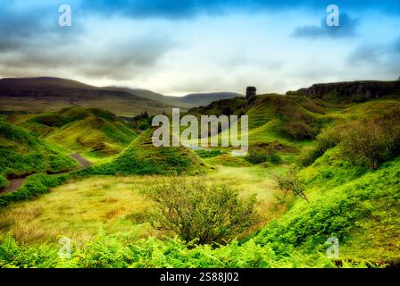 Fairy Glen ist eine hügelige Landschaft, die auch Feental genannt wird.. Stock Photo