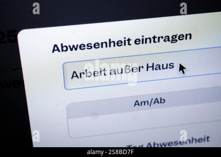 Symbolfoto zum Thema Dienstreise. Der Begriff  Arbeit ausser Haus  wird in einem digitalen Zeiterfassungsprogramm auf einem Computer angezeigt. Berlin Stock Photo