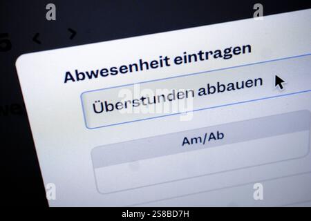 Symbolfoto zum Thema Ueberstunden. Der Begriff  Ueberstunden abbauen  wird in einem digitalen Zeiterfassungsprogramm auf einem Computer angezeigt. Ber Stock Photo