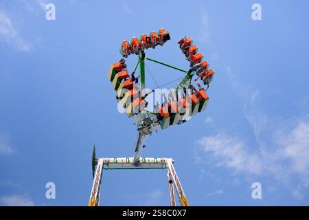 Sideshow Ride Ally Bundaberg agricultural show, adrenaline thrillseeker rides in sideshow ...