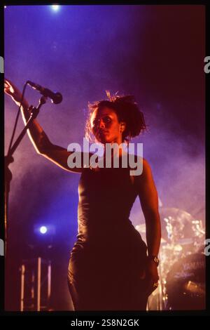massive-attack-mezzanine-preview-concert-1998-deborah-miller-touring