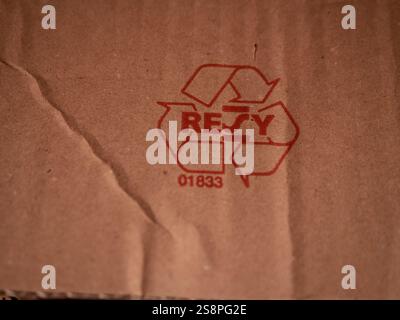 Red carton RESY recyclable sign. Emballage Certificat. Signage on ...