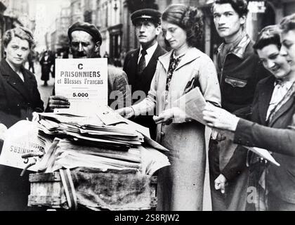 Photograph of the lists of prisoners of war being distributed in Paris ...