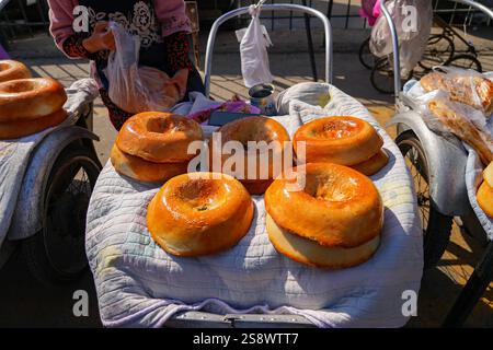 Market stall selling fresh Uzbek Non (bread) in the Siab Bazaar (Siyob Dehqon Bozori) market in Samarkand, Uzbekistan, Central Asia Stock Photo