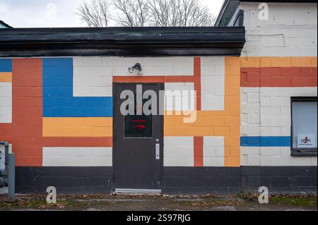 Multi-colored facade on one story commercial building Stock Photo