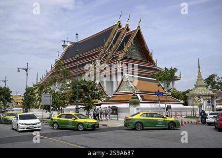 Street scene in front of Wat Pho, Temple of the Reclining Buddha, Bangkok, Thailand, Asia Stock Photo