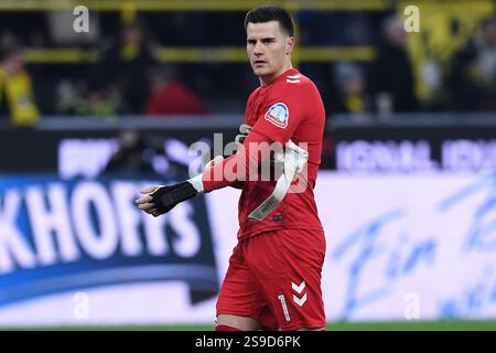Michael Zetterer (SV Werder Bremen, 01) faustet Ball weg GER,