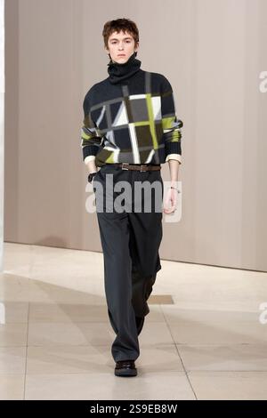 (250126) -- PARIS , Jan. 26, 2025 (Xinhua) -- A model presents a creation from the menswear Fall/Winter 2025-2026 collections by Hermes during the Paris Fashion Week, in Paris, France, on Jan. 25, 2025. (MeetEurope/Handout via Xinhua) Stock Photo