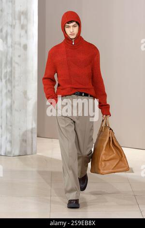 (250126) -- PARIS , Jan. 26, 2025 (Xinhua) -- A model presents a creation from the menswear Fall/Winter 2025-2026 collections by Hermes during the Paris Fashion Week, in Paris, France, on Jan. 25, 2025. (MeetEurope/Handout via Xinhua) Stock Photo