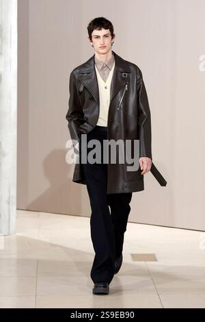 (250126) -- PARIS , Jan. 26, 2025 (Xinhua) -- A model presents a creation from the menswear Fall/Winter 2025-2026 collections by Hermes during the Paris Fashion Week, in Paris, France, on Jan. 25, 2025. (MeetEurope/Handout via Xinhua) Stock Photo