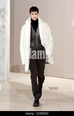 (250126) -- PARIS , Jan. 26, 2025 (Xinhua) -- A model presents a creation from the menswear Fall/Winter 2025-2026 collections by Hermes during the Paris Fashion Week, in Paris, France, on Jan. 25, 2025. (MeetEurope/Handout via Xinhua) Stock Photo