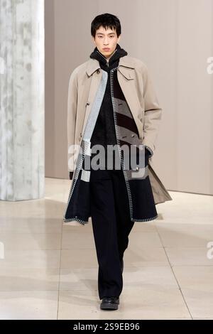 (250126) -- PARIS , Jan. 26, 2025 (Xinhua) -- A model presents a creation from the menswear Fall/Winter 2025-2026 collections by Hermes during the Paris Fashion Week, in Paris, France, on Jan. 25, 2025. (MeetEurope/Handout via Xinhua) Stock Photo