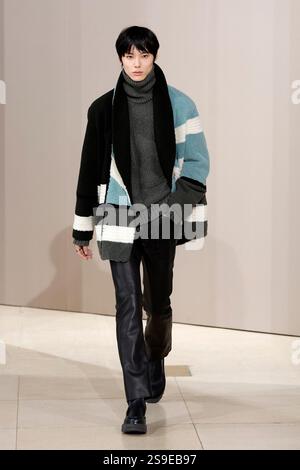 (250126) -- PARIS , Jan. 26, 2025 (Xinhua) -- A model presents a creation from the menswear Fall/Winter 2025-2026 collections by Hermes during the Paris Fashion Week, in Paris, France, on Jan. 25, 2025. (MeetEurope/Handout via Xinhua) Stock Photo