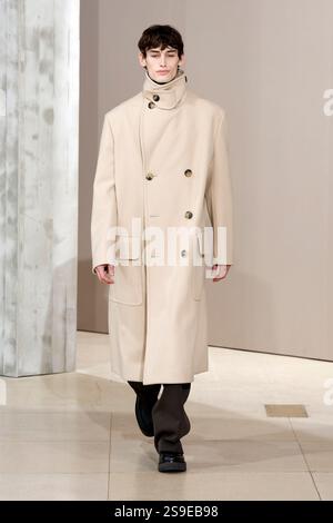 (250126) -- PARIS , Jan. 26, 2025 (Xinhua) -- A model presents a creation from the menswear Fall/Winter 2025-2026 collections by Hermes during the Paris Fashion Week, in Paris, France, on Jan. 25, 2025. (MeetEurope/Handout via Xinhua) Stock Photo