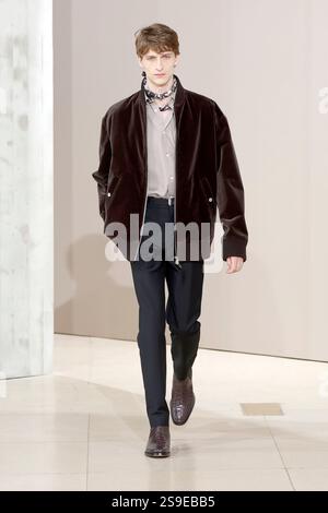 (250126) -- PARIS , Jan. 26, 2025 (Xinhua) -- A model presents a creation from the menswear Fall/Winter 2025-2026 collections by Hermes during the Paris Fashion Week, in Paris, France, on Jan. 25, 2025. (MeetEurope/Handout via Xinhua) Stock Photo