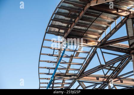 A steel-framed building rises at a construction site in Las Vegas. Heavy equipment and partial roof sections highlight the city’s ongoing development Stock Photo