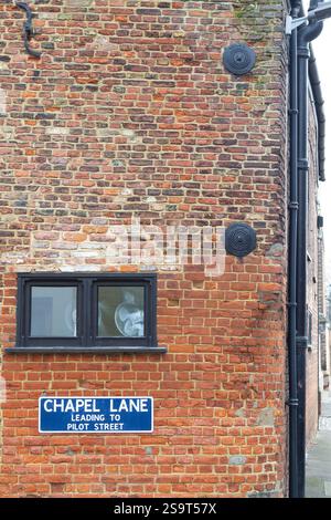 Charming old brick building with cast iron spreader plates and an S shaped tie bar, in the historic north end fishing quarter of Kings Lynn Stock Photo