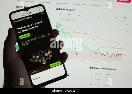 Auf einem Smartphone wurde die Website der Nvidia Corporation geöffnet. Dahinter wurde auf eimem Laptop der dramatisch eingebrochene Aktienkurs des Unternehmens aufgerufen. Schnelsen Hamburg *** The Nvidia Corporation website was opened on a smartphone and the companys dramatically collapsed share price was displayed on a laptop Schnelsen Hamburg Stock Photo