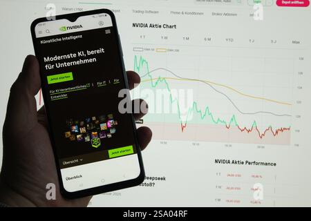 Auf einem Smartphone wurde die Website der Nvidia Corporation geöffnet. Dahinter wurde auf eimem Laptop der dramatisch eingebrochene Aktienkurs des Unternehmens aufgerufen. Schnelsen Hamburg *** The Nvidia Corporation website was opened on a smartphone and the companys dramatically collapsed share price was displayed on a laptop Schnelsen Hamburg Stock Photo