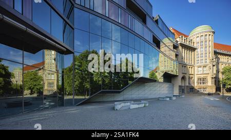 German National Library, German Library, The building of the German Library from 1913 is reflected in the facade of the modern extension, Leipzig, Sa Stock Photo
