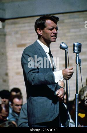 1968 Archivio Storico Olycom/Lapresse Robert Francis Kennedy, chiamato Bob (o, affettuosamente, Bobby) e noto come RFK (Brookline, 20 novembre 1925 - Los Angeles, 6 giugno 1968), è stato un politico statunitense, figlio di Joseph P. Kennedy e Rose Fitzgerald, fratello di John Fitzgerald Kennedy. Già a capo del Dipartimento di Giustizia, come procuratore generale, durante la presidenza del fratello John, si candidò alle elezioni presidenziali del 1968, partecipando alle elezioni primarie del Partito Democratico. Nella Foto: Il senatore Robert Francis Kennedy fratello di John Fitzgerald Kennedy Stock Photo
