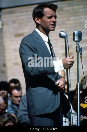 1968 Archivio Storico Olycom/Lapresse Robert Francis Kennedy, chiamato Bob (o, affettuosamente, Bobby) e noto come RFK (Brookline, 20 novembre 1925 - Los Angeles, 6 giugno 1968), è stato un politico statunitense, figlio di Joseph P. Kennedy e Rose Fitzgerald, fratello di John Fitzgerald Kennedy. Già a capo del Dipartimento di Giustizia, come procuratore generale, durante la presidenza del fratello John, si candidò alle elezioni presidenziali del 1968, partecipando alle elezioni primarie del Partito Democratico. Nella Foto: Il senatore Robert Francis Kennedy fratello di John Fitzgerald Kennedy Stock Photo