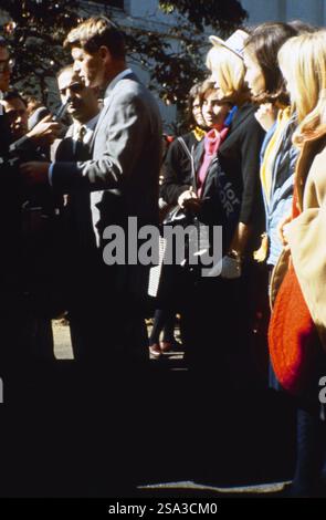 1968 Archivio Storico Olycom/Lapresse Robert Francis Kennedy, chiamato Bob (o, affettuosamente, Bobby) e noto come RFK (Brookline, 20 novembre 1925 - Los Angeles, 6 giugno 1968), è stato un politico statunitense, figlio di Joseph P. Kennedy e Rose Fitzgerald, fratello di John Fitzgerald Kennedy. Già a capo del Dipartimento di Giustizia, come procuratore generale, durante la presidenza del fratello John, si candidò alle elezioni presidenziali del 1968, partecipando alle elezioni primarie del Partito Democratico. Nella Foto: Il senatore Robert Francis Kennedy fratello di John Fitzgerald Kennedy Stock Photo