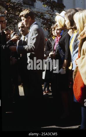 1968 Archivio Storico Olycom/Lapresse Robert Francis Kennedy, chiamato Bob (o, affettuosamente, Bobby) e noto come RFK (Brookline, 20 novembre 1925 - Los Angeles, 6 giugno 1968), è stato un politico statunitense, figlio di Joseph P. Kennedy e Rose Fitzgerald, fratello di John Fitzgerald Kennedy. Già a capo del Dipartimento di Giustizia, come procuratore generale, durante la presidenza del fratello John, si candidò alle elezioni presidenziali del 1968, partecipando alle elezioni primarie del Partito Democratico. Nella Foto: Il senatore Robert Francis Kennedy fratello di John Fitzgerald Kennedy Stock Photo