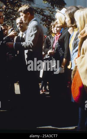 1968 Archivio Storico Olycom/Lapresse Robert Francis Kennedy, chiamato Bob (o, affettuosamente, Bobby) e noto come RFK (Brookline, 20 novembre 1925 - Los Angeles, 6 giugno 1968), è stato un politico statunitense, figlio di Joseph P. Kennedy e Rose Fitzgerald, fratello di John Fitzgerald Kennedy. Già a capo del Dipartimento di Giustizia, come procuratore generale, durante la presidenza del fratello John, si candidò alle elezioni presidenziali del 1968, partecipando alle elezioni primarie del Partito Democratico. Nella Foto: Il senatore Robert Francis Kennedy fratello di John Fitzgerald Kennedy Stock Photo