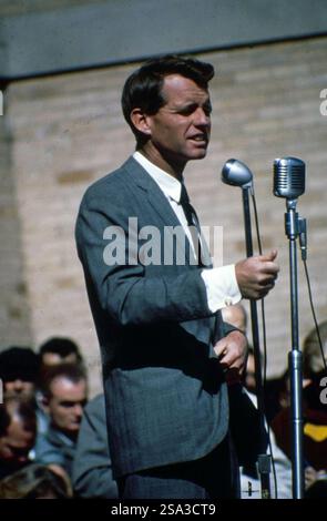 1968 Archivio Storico Olycom/Lapresse Robert Francis Kennedy, chiamato Bob (o, affettuosamente, Bobby) e noto come RFK (Brookline, 20 novembre 1925 - Los Angeles, 6 giugno 1968), è stato un politico statunitense, figlio di Joseph P. Kennedy e Rose Fitzgerald, fratello di John Fitzgerald Kennedy. Già a capo del Dipartimento di Giustizia, come procuratore generale, durante la presidenza del fratello John, si candidò alle elezioni presidenziali del 1968, partecipando alle elezioni primarie del Partito Democratico. Nella Foto: Il senatore Robert Francis Kennedy fratello di John Fitzgerald Kennedy Stock Photo