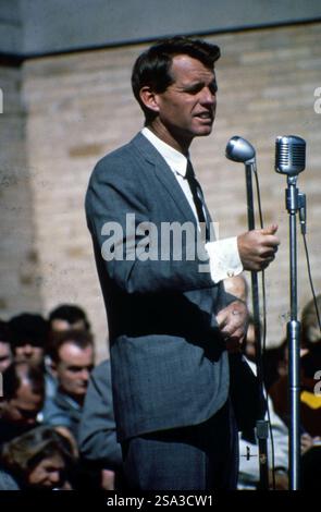 1968 Archivio Storico Olycom/Lapresse Robert Francis Kennedy, chiamato Bob (o, affettuosamente, Bobby) e noto come RFK (Brookline, 20 novembre 1925 - Los Angeles, 6 giugno 1968), è stato un politico statunitense, figlio di Joseph P. Kennedy e Rose Fitzgerald, fratello di John Fitzgerald Kennedy. Già a capo del Dipartimento di Giustizia, come procuratore generale, durante la presidenza del fratello John, si candidò alle elezioni presidenziali del 1968, partecipando alle elezioni primarie del Partito Democratico. Nella Foto: Il senatore Robert Francis Kennedy fratello di John Fitzgerald Kennedy Stock Photo