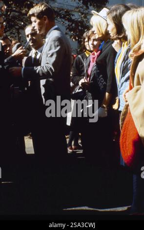 1968 Archivio Storico Olycom/Lapresse Robert Francis Kennedy, chiamato Bob (o, affettuosamente, Bobby) e noto come RFK (Brookline, 20 novembre 1925 - Los Angeles, 6 giugno 1968), è stato un politico statunitense, figlio di Joseph P. Kennedy e Rose Fitzgerald, fratello di John Fitzgerald Kennedy. Già a capo del Dipartimento di Giustizia, come procuratore generale, durante la presidenza del fratello John, si candidò alle elezioni presidenziali del 1968, partecipando alle elezioni primarie del Partito Democratico. Nella Foto: Il senatore Robert Francis Kennedy fratello di John Fitzgerald Kennedy Stock Photo