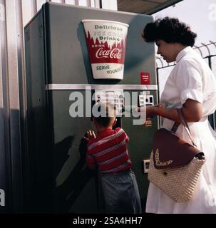 Mutter und Sohn am Coca Cola Automat, USA 1962. Mother and son enjoy a drink from a Coca Cola vending machine, USA 1962. Stock Photo