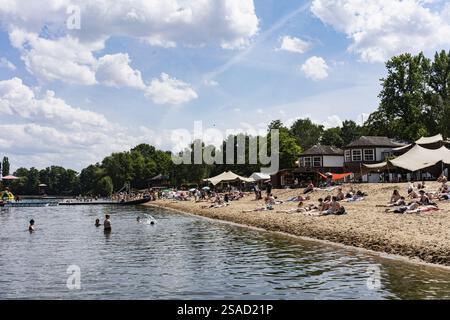 Strandbad Ploetzensee, building from the twenties in the background, people as accessories, Wedding, Berlin, Germany, Europe Stock Photo