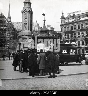 News Agent Kiosk on the Dam in Amsterdam around 1900, Netherlands. On the right a horse tram. On the left behind the pedestal of 'Naatje on the Dam'.  Archive Dutch Photograph Stock Photo