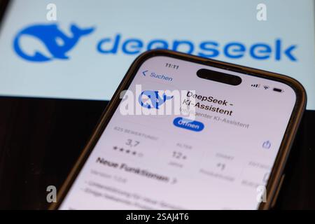 DeepSeek Die chinesische KI-App, die die Märkte bewegt 30.01.25, Selters: Symbolfoto, Illustrationsbild, Symbolbild, Illustrationsfoto, Alltagsszene DeepSeek Die chinesische KI-App, die die Märkte bewegt Ein Smartphone zeigt die DeepSeek-App im App Store mit dem Hinweis Intelligenter KI-Assistent und einer Bewertung von 3,7 Sternen. Im Hintergrund ist das DeepSeek-Logo auf einem Bildschirm zu sehen. Die App hat kürzlich für Aufsehen gesorgt, nachdem sie den Spitzenplatz im App Store erreichte und einen massiven Kurssturz bei Nvidia und anderen Technologiewerten auslöste. Experten diskutieren ü Stock Photo