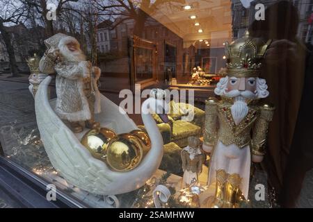 Artistically decorated window with Christmas figures and swan, Hotel Die Swaene, Bruges, West Flanders, Flanders, Belgium, Europe Stock Photo