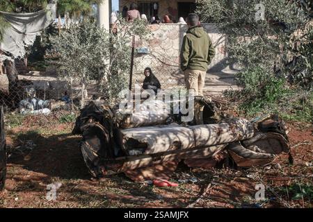 Palestinians inspect site of Israeli strike in Khan Younis Palestinians ...