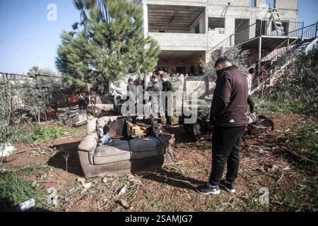 Palestinians inspect site of Israeli strike in Khan Younis Palestinians ...