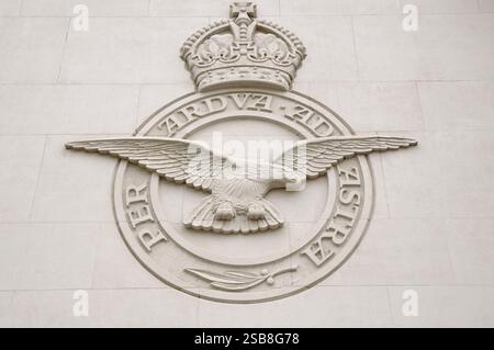 Royal Air Force crest on wall with Latin RAF motto 'Per Ardua Ad Astra'   meaning 'Through adversity to the stars'.  Bomber Command Memorial, London Stock Photo