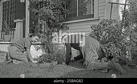Photo Vintage Normandie Vers 1955 - Femme, Jardin, Chien Et Maison - Tirage Argentique