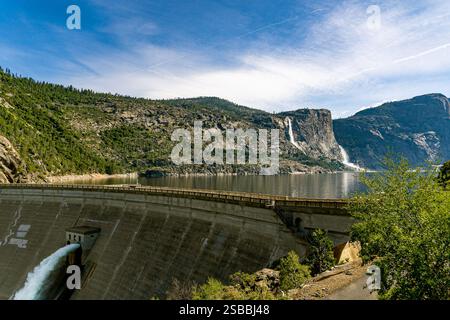 A panoramic view of the O’Shaughnessy Dam Aqueduct and Hetch Hetchy Reservoir in Yosemite NP. with Tueeulala and Wapama Falls in the background. Stock Photo